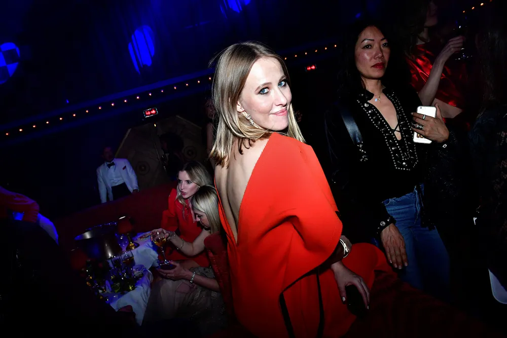 Kommer den populære russiske tv-personligheten Ksenia Sobtsjak til å våge å vende ryggen til president Vladimir Putin? Her fra en Vogue-fest i Paris tidligere i år. Foto: Victor Boyko/Getty Images