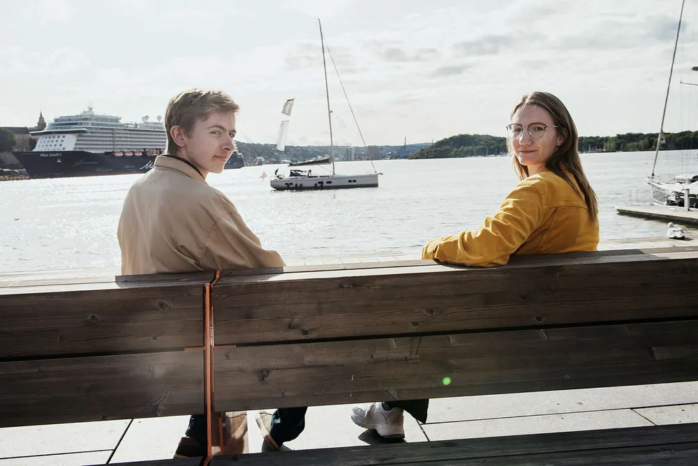 Det er to år siden Phillip Engenes (22) og Sandra Wilmann (23) jobbet i en vaffelbod på Aker Brygge. De venter fortsatt på en lønn på 20.000 kroner hver.