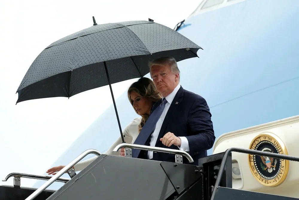 USAs president Donald og førstedame Melania Trump ankom fredag Newark utenfor New York etter besøket i Frankrike. Det første han gjorde var å anke kjennelsen fra Hawaii om innreiseforbud. Foto: Kevin Lamarque/Reuters/NTB scanpix