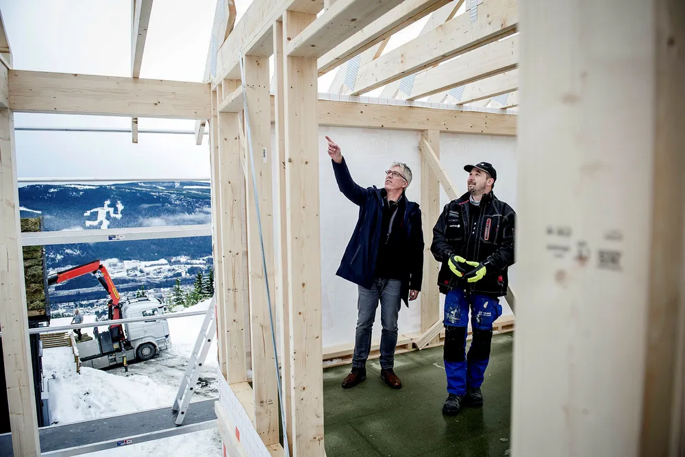 Arve Noreng (til venstre) i Leve Hytter er tidligere gasellevinner i Oppland. Her er han med snekker Adrian Ryszard Kotulak på et hyttefelt i Hafjell.