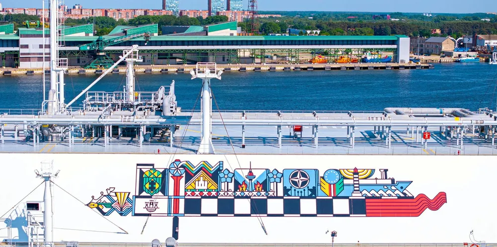Lithuania’s FSRU Independence is sporting what is locally known as a ‘weathervane’ on its port and starboard hulls.