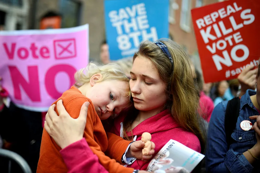 Nei-siden mener sosiale medier som Facebook og Twitter har bøyd seg for politisk press og nekter valgkampannonser. Her toårige Joseph Quaid og hans tante Eirinn Quaid under en markering i Dublin for å beholde dagens strenge abortlover. Foto: Clodagh Kilcoyne/Reuters/NTB Scanpix