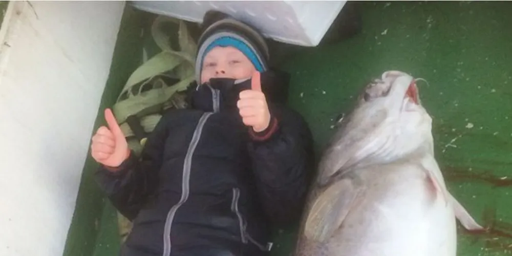 Tord Hesjevik (10) var i ekstase over å få en såpass stor torsk på sin første juksatur. Foto: Jo Inge Hesjevik