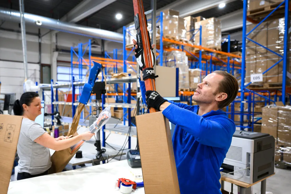 Flyttingen av omsetning fra fysiske butikker til netthandel har skutt fart det siste året. Fjellsport hadde 70 prosent vekst. Her pakker Andrew Hart og Natalia Krawiec hos Fjellsport ski og skistaver som skal ut til kunder.