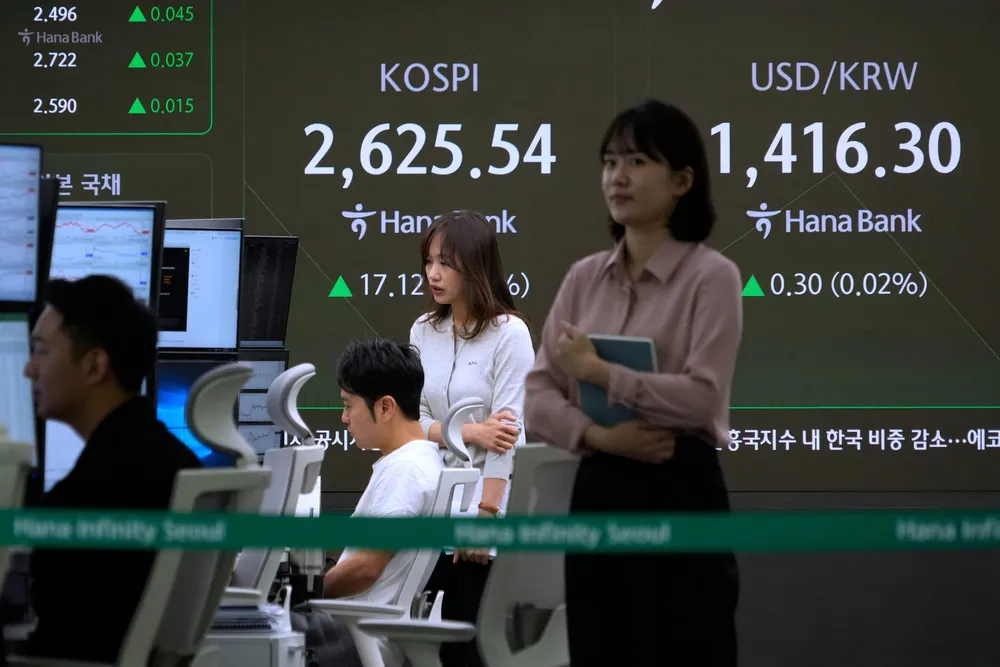 Asiatiske aksjemarkeder stiger onsdag formiddag, ledet av teknologisektoren,. Her fra KEB Hana Bank i Sør-Korea.