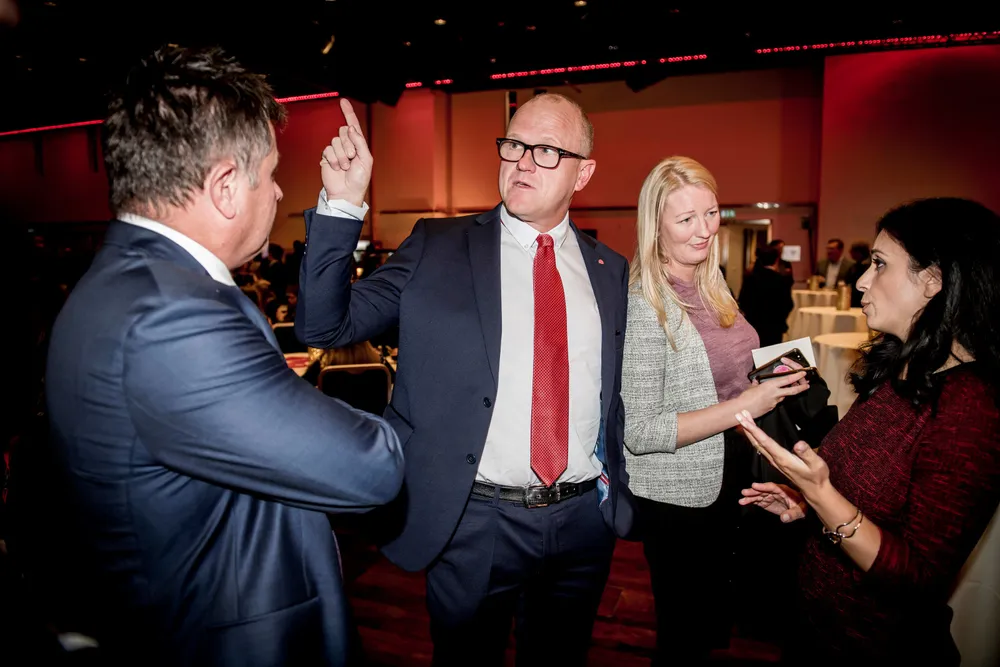 Finanspolitiker for Arbeiderpartiet på Stortinget, Frode Jacobsen, ber regjeringen sørge for at skatteflyktninger betaler «skatten de skal». Her med blant andre Hadia Tajik på Aps valgvake i 2021.