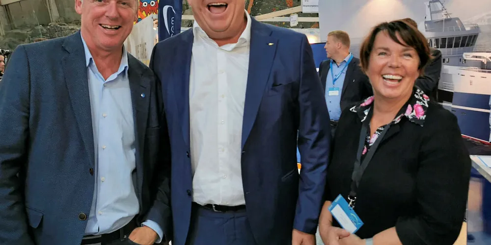 GLEDE: Bare glede da fiskeriminister Harald Tom Nesvik åpnet fiskerimessa i Ålesund med en gave på fem millioner til opprydning i havet. Audun Maråk i Fiskebåt og Bente Lund Jacobsen i kystrederi og brønnbåtrederiene er medspillere i den store aksjonen som skal løftes fram.