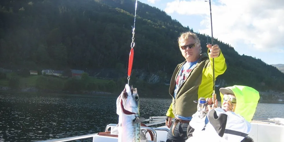 Sondre Helgesen, sammen med faren Håkon Helgesen, på fisketur i Sondres nye båt. Foto: Privat