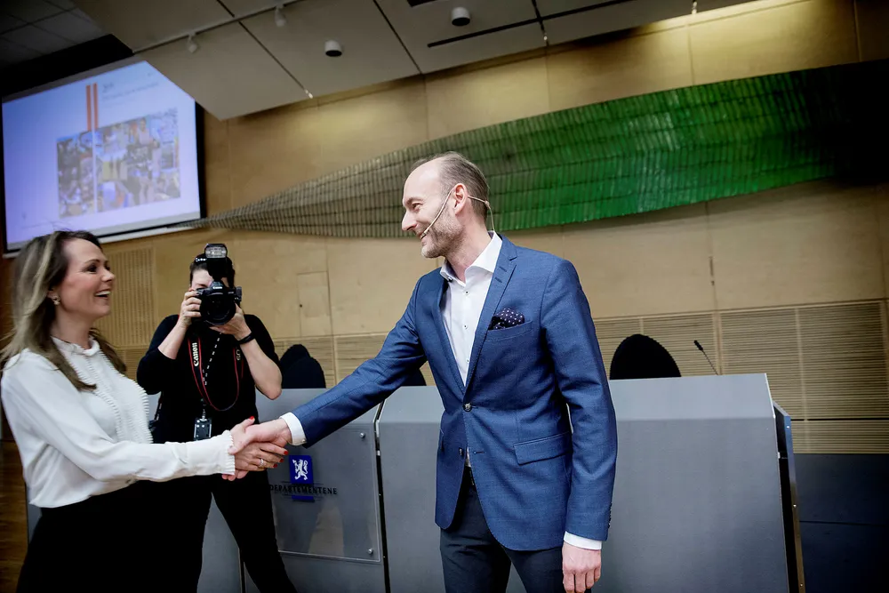 Kulturminister Linda Hofstad Helleland mottok i høst en delrapport fra Mediemangfoldsutvalgets leder Knut Olav Åmås. Tirsdag kom den endelige rapporten. Foto: Linda Næsfeldt