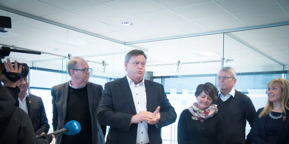 Fra Venstre: Stortingsrepresentant Morten Stordalen (FrP), stortingsrepresentant Pål Farstad (V), Harald Tom Nesvik, parlamentarisk leder (Frp), Trude Fjørli Giskås (H), Knut Støbakk (KrF) og Ina Giske (FrP). Foto: Børge Sandnes/Giske kommune