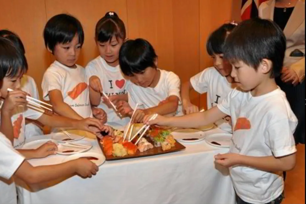 In October 2010, the Norwegian Embassy in Tokyo hosted a major celebration marking the 30th anniversary of the first shipment of Norwegian salmon to Japan in 1980.