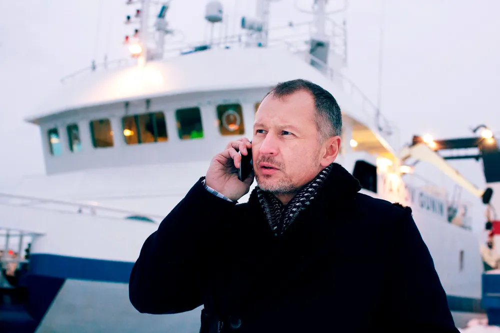 Selskapet hans har sendt penger til Putins parti og skaffer inntekter til Putins Russland. Men i Norge har oligarken Vitaly Orlov og russiske fiskefartøyer hatt helt egne spilleregler. Nå innfører Norge sanksjoner mot selskapene hans.