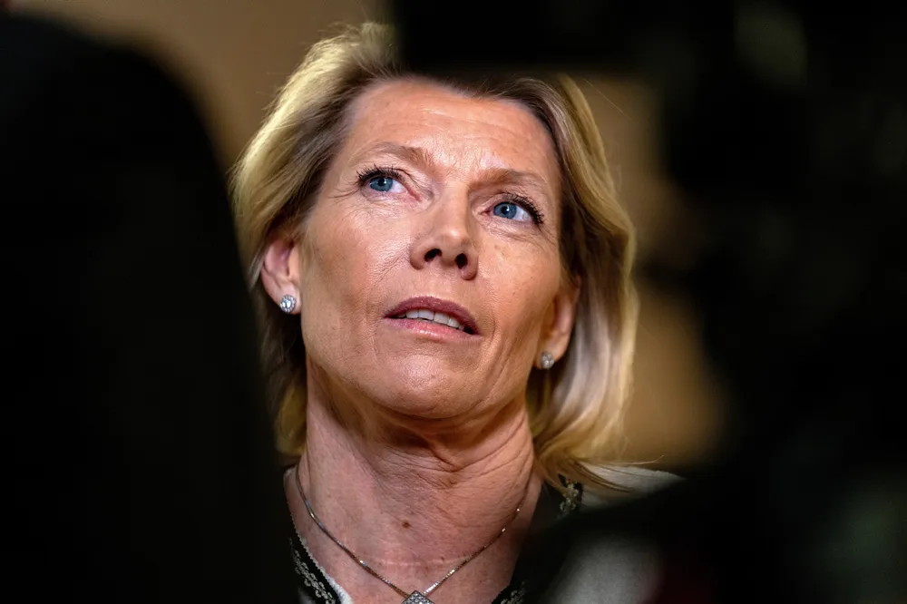 DNB og konsernsjef Kjerstin Braathen er under press fra Finanstilsynet om å forklare hvordan de omfattende problemene med flytting av aksjesparekontoer kunne oppstå.