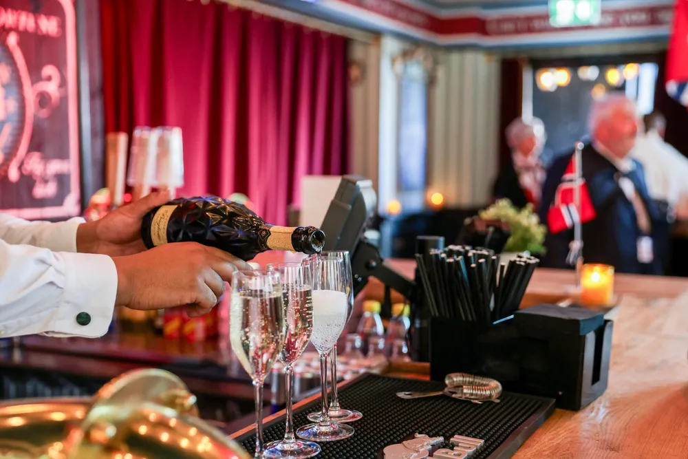 Proud Mary i Oslo sentrum var en av stedene som åpnet klokken 08.00, 17. mai og kunne servere alkohol allerede før barnetoget gikk mot Slottet.