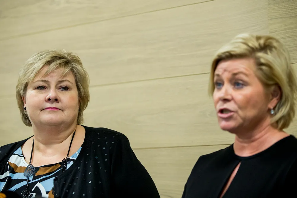 Statsminister Erna Solberg og Frp-leder Siv Jensen (til høyre) får hjelp av lavere kostnader til innvandring og integrering i årets budsjett. Foto: Grøtt, Vegard Wivestad