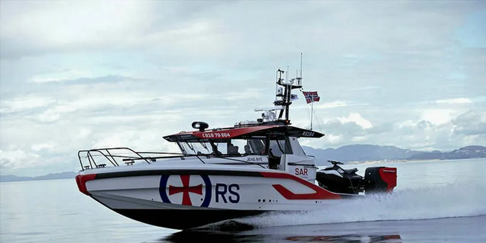 Redningsselskapet og Eker Design mottok denne uken DOGA-merket for redningsskøyta i Staff-klassen.Foto: Redningsselskapet