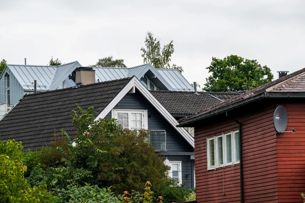 Det er blitt vanlig at banker krever at kunden flytter lønnskontoen for å få boliglån, skriver artikkelforfatteren.