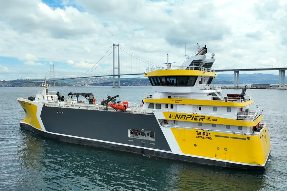 – Med sitt dyktige og dedikerte mannskap har hun allerede kastet loss på sin ferd mot Norge, skriver Napier.