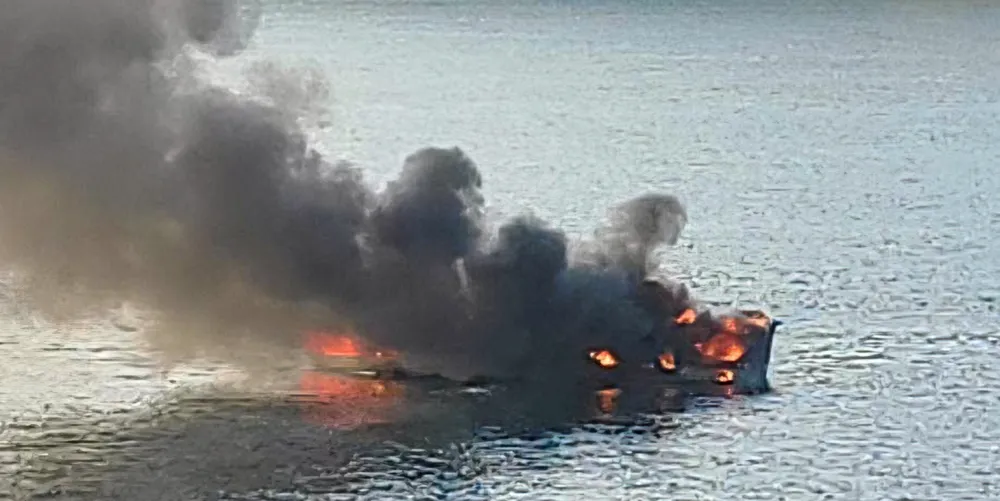 Sjarken hadde full overtenning da hurtigbåten MS «Ingøy» var fremme tirsdag morgen.