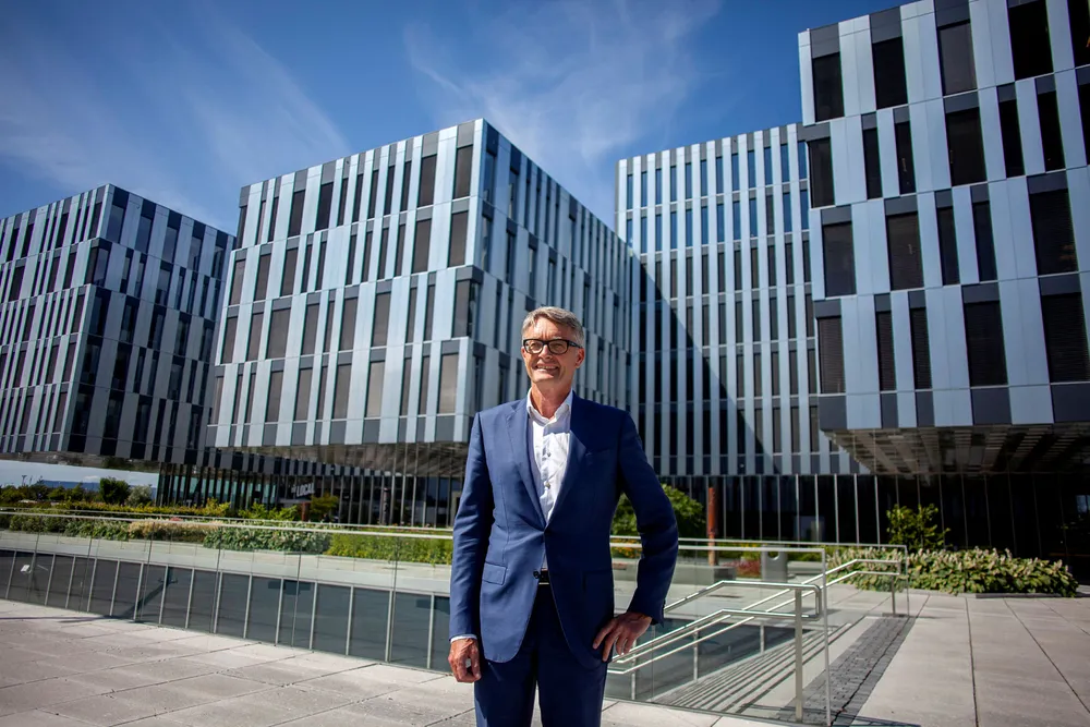 Akers konsernsjef Øyvind Eriksen har gjennom sitt private selskap Erøy as rekordmye penger i banken.