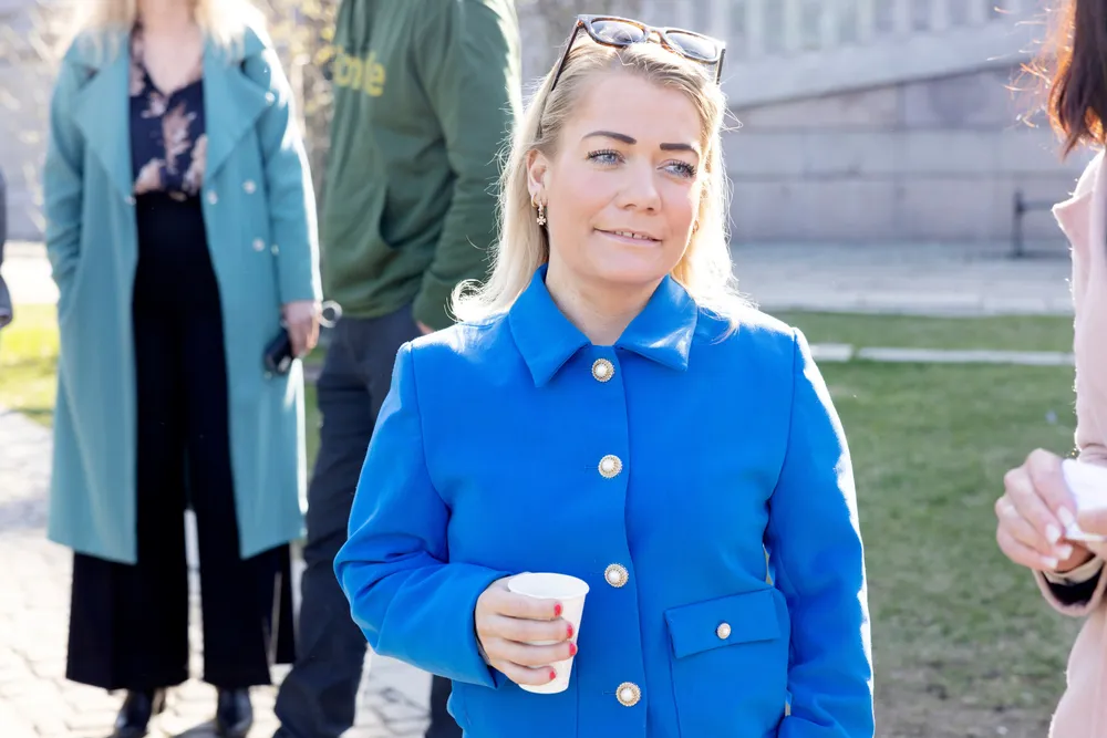 Landbruksminister Sandra Borch (Sp) går hardt ut mot dagligvarekjedene som hun mener skor seg på prisoppgang.