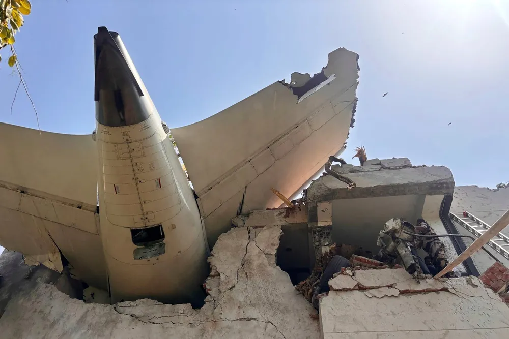 Boeing-flyet fra Air India krasjet inn i bygninger like ved flyplassen i byen Ahmedabad i India.