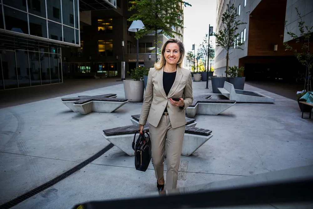 Reidun Tysseland (49) leder for DNB Private Banking er bekymret over at mange dyktige kvinner i finans risikerer karriereknekk etter endt permisjon.