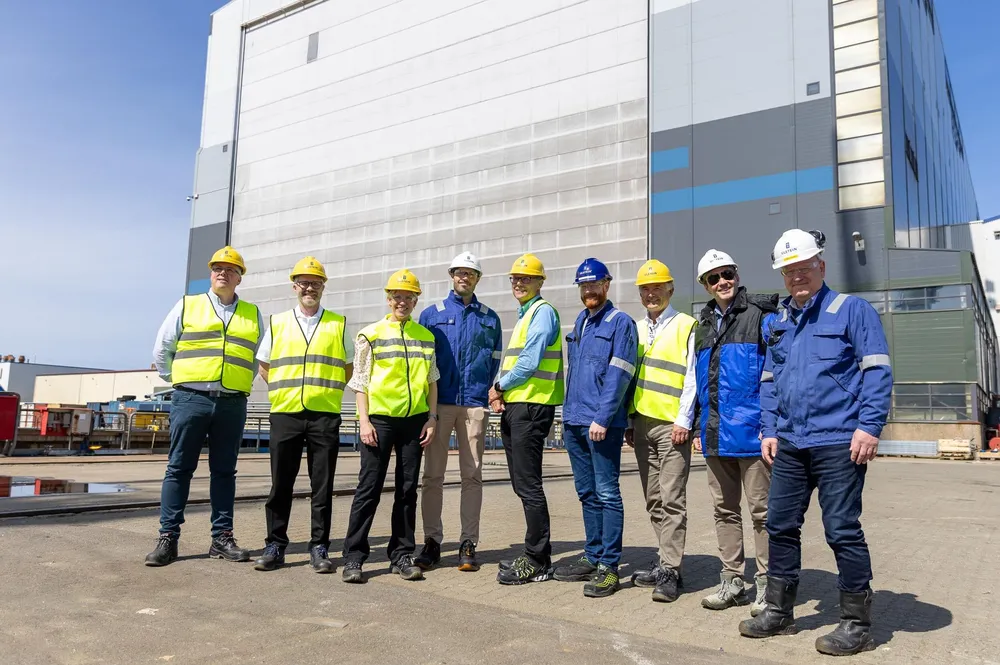 Representanter fra Forsvarsmateriell på besøk hos Ulstein Verft, her foran dokkhallen.