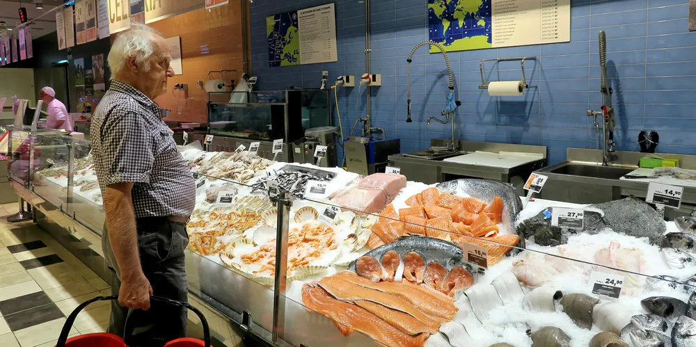 Folk må ha mat. Her er en fiskedisk på Coop i Milano, Italia, riktignok før utbruddet av coronaviruset. Norsk fiskeriutsending i Italia, Trym Gundersen, sier at gatene i Milano begynner nå å få normalt folkeliv igjen og at butikkhyllene fylles raskt opp.