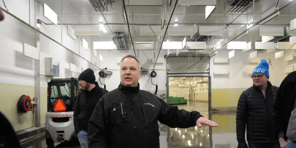 Den gode utviklingen i landindustrien kombinert med lave danske kvoter har ført til stor mangel på fisk og sjømat. Auksjonsmester Karsten Brovn Pedersen vil gjerne ha mer norsk fisk til Hirtshals. Foto: Kjersti Kvile