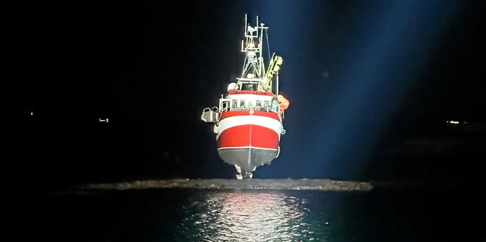 Ved Bolga i Meløy gikk det galt for en sjark i slutten av oktober. Sjarken ble stående og balansere på den 20 centimeter brede kjølen.