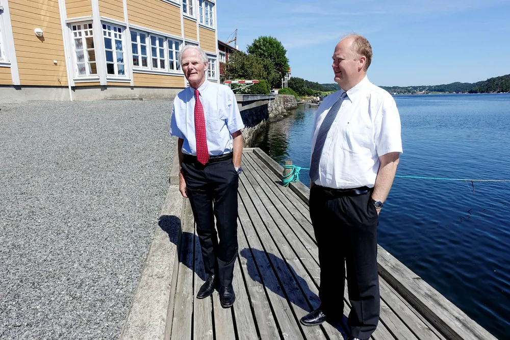 Til tross for et elendig tankmarked, planlegger skipsreder Atle Bergshaven (til venstre) og sønnen Ebbe Bergshaven å kjøpe flere skip. Her er de avbildet utenfor rederikontoret i Hasseldalen ved Vikkilen i Grimstad. Foto: Harald Berghlin