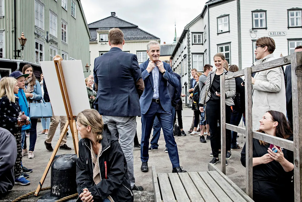 Arbeiderparti-leder Jonas Gahr Støre ordnet med skjorten på vei om bord i mediebåten i Pollen i Arendal der han skulle duellere med statsminister Erna Solberg. Foto: Aleksander Nordahl