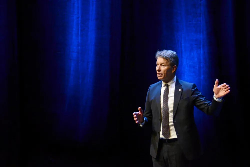 Energiminister Terje Aasland sjekker nå om elsertifikatene kan fases ut ti år før tiden. Ordningen varer egentlig frem til 2035.