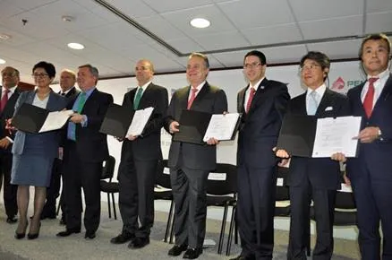 Partnership deal: Executives from partner companies and Mexican regulators celebrate agreement