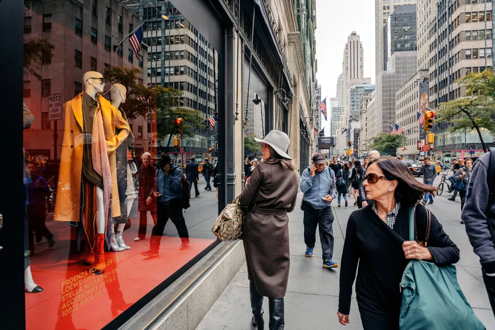 For å vinne beundring er det ikke nok å være rik og ha makt. Rikdommen og makten må synes, ifølge økonomen og sosiologen Thorstein Veblen. Luksusgaten 5th Avenue på Manhattan kan for eksempel besøkes.