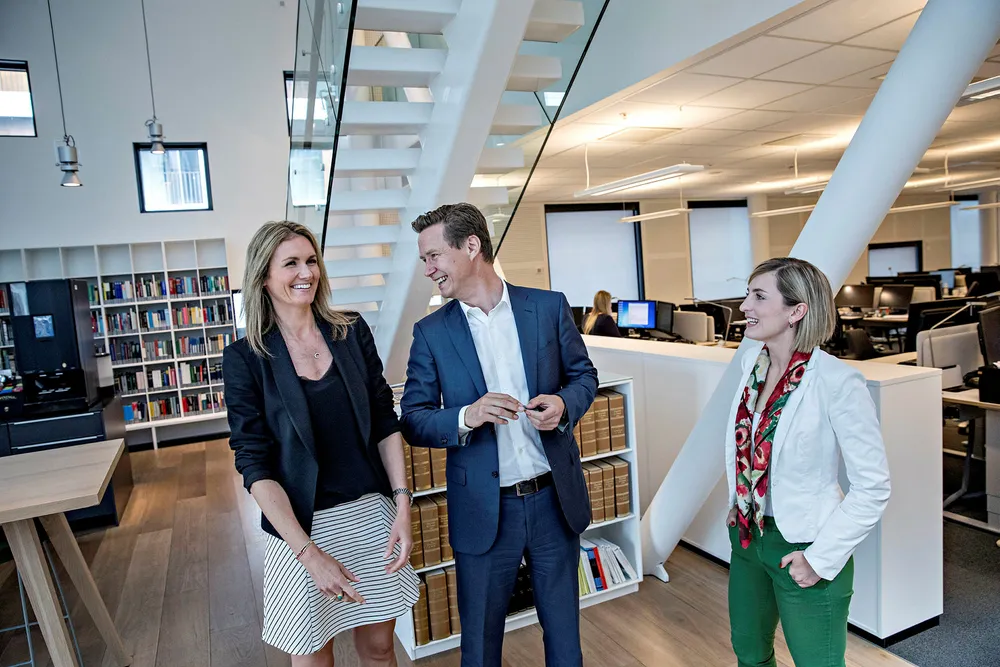 DNB etterstreber like mange kvinnelige og mannlige advokater i banken. Juridisk direktør Audun Moen og nestleder i juridisk avdeling Maria Løvold (til venstre), her sammen med student Pauline Sommerfelt Helle. Foto: Aleksander Nordahl