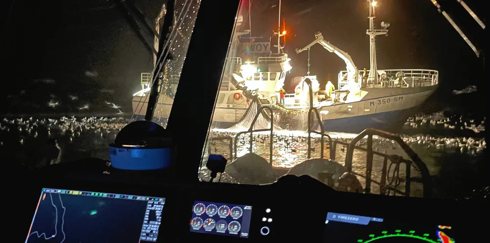 Det meldes om en knalluke for «låssetterne» på Kvænangen. Her et større kystnotfartøy, som pumper om bord egen fangst. Fotografert fra «Eir» på Kvænangen.