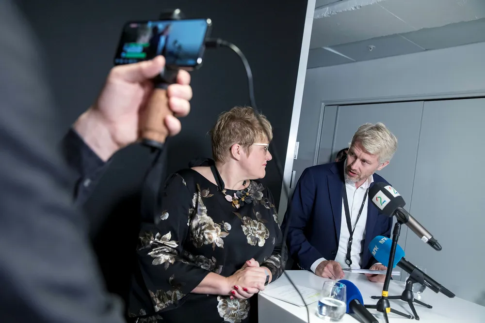 TV 2-sjef Olav Sandnes og kulturminister Trine Skei Grande undertegnet avtalen som gir tv-selskapet inntil 135 millioner kroner i statsstøtte hvert år i fem år fremover.