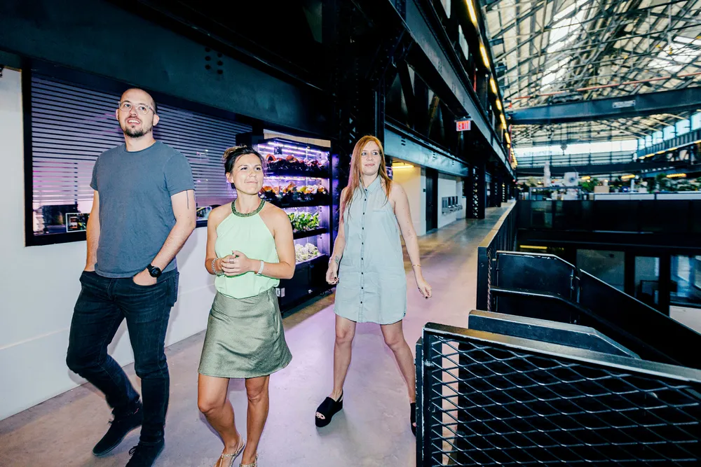 I Brooklyn i New York ligger gründermiljøet Newlab i et gammelt skipsverft. Her har Tyler Norwood (fra venstre) i oppkjøpsfondet Antler fått plass sammen med gründerne Anna Ratala og Lamia Pardo. På to år kan 75 til 100 gründerbedrifter få plass.