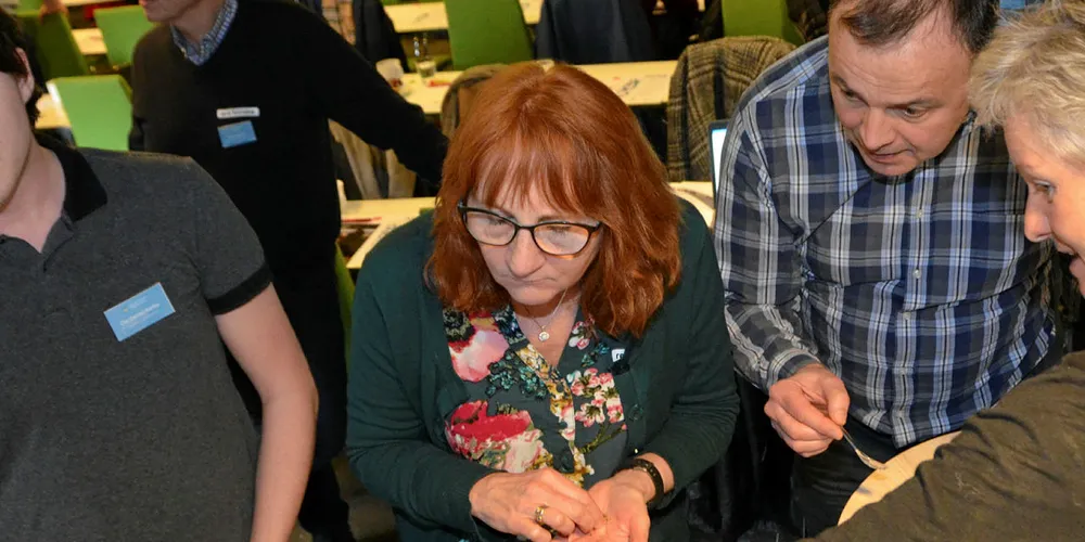 TARE: Nye smakeopplevelser for de fleste da Annelise Chapmann i Tango Seaweed tok med seg de nye tarebaserte produktene ble satt fram på tarekonferansen i Kristiansund onsdag.