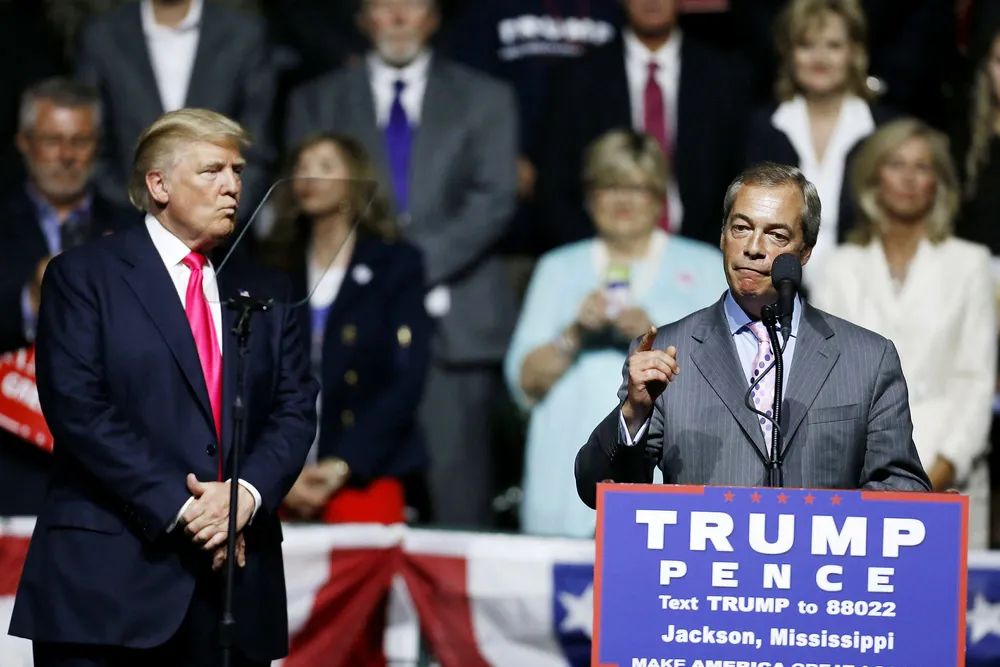 Tidligere leder for Ukip-partiet i Storbritannia Nigel Farage (til høyre) og USAs president Donald J. Trump avbildet under den amerikanske valgkampen. Farage var en av de største brexit-forkjemperne, og Trump vant valget på en plattform om å innføre en mer proteksjonistisk økonomisk politikk. Foto: Jonathan Bachman/AFP/NTB Scanpix