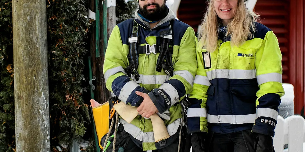 VARIASJON: Energimontørene Elias Smith og Malin Haukedalen trives godt med innholdsrike og varierte arbeidsdager. Smith har akkurat fått fagbrev og fast jobb, mens Haukedalen har om lag to år igjen som lærling.