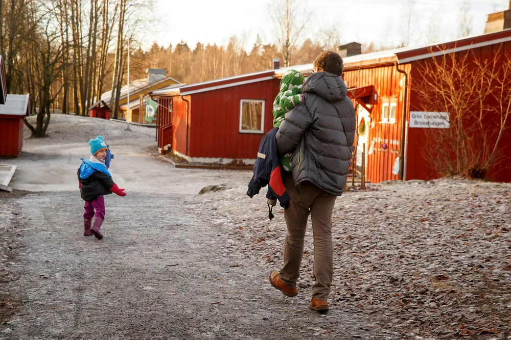 Danske fedre tar ut en større andel av foreldrepermisjonen enn før, men utviklingen går for sakte,