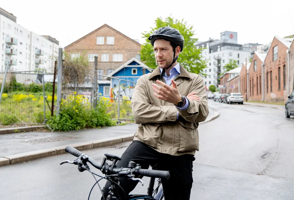 SVs finanspolitiske talsperson Andreas Sjalg Unneland refser Aps boligpolitikk og sier det er helt urealistisk å nå målsetningen uten mer tiltak – og penger.