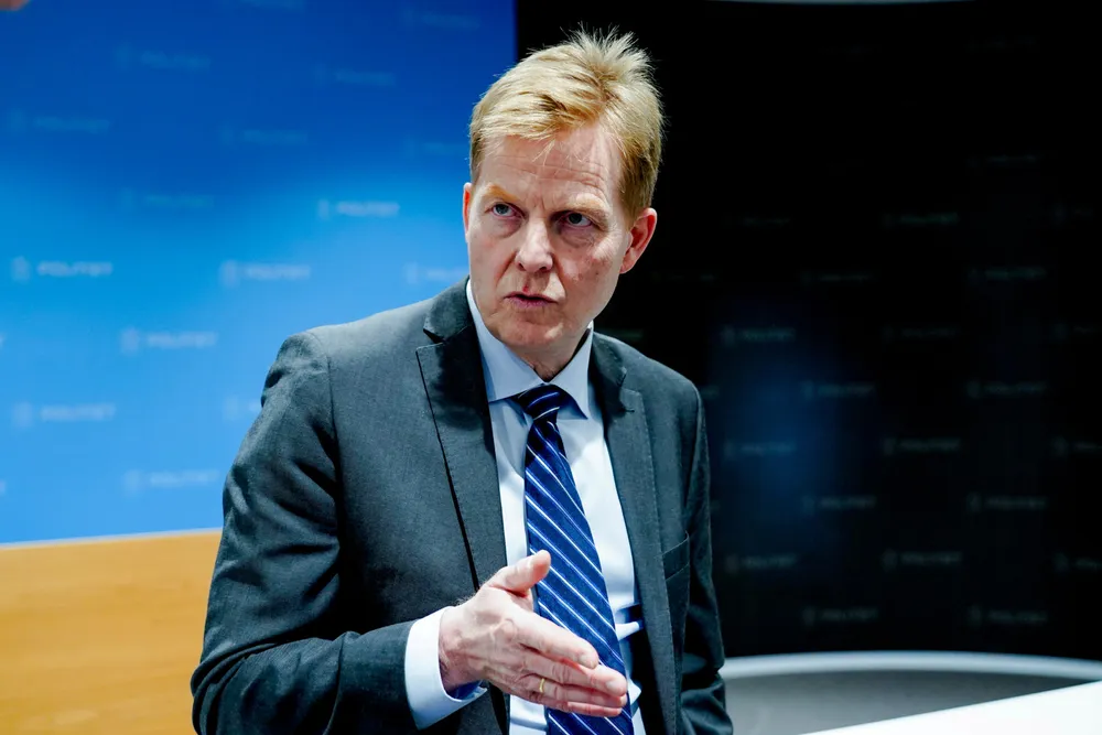 Økokrim, hvor Pål Lønseth er sjef, fikk torsdag rettens medhold i å holde en siktet i varetekt i ytterligere to uker, Vedkommende er en nå avskjediget seniormedarbeider i investeringsselskapet Verdane. Siktelsen er på ulovlig innsidehandel i det svenske selskapet Pagero Group.