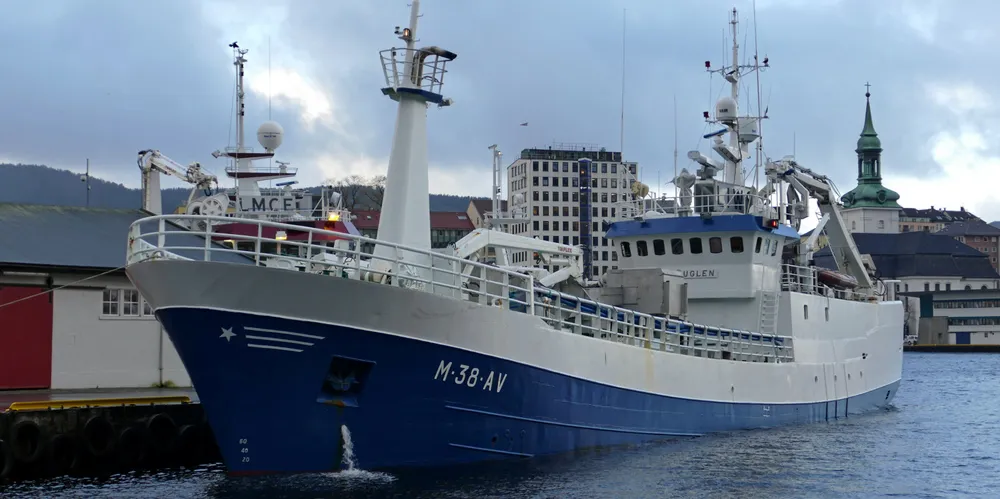 «Stormfuglen» i Bergen i 2018 ved Bradbenken i Bergen. Nå heter båten «Storm 1» og rederiet Torrissen AS er konkurs. Før konkursåpning skal reder Thomas Torrissen ha solgt «Storm 1», til Normar Fish SARL i Mauritania, uten å ha fått oppgjør.