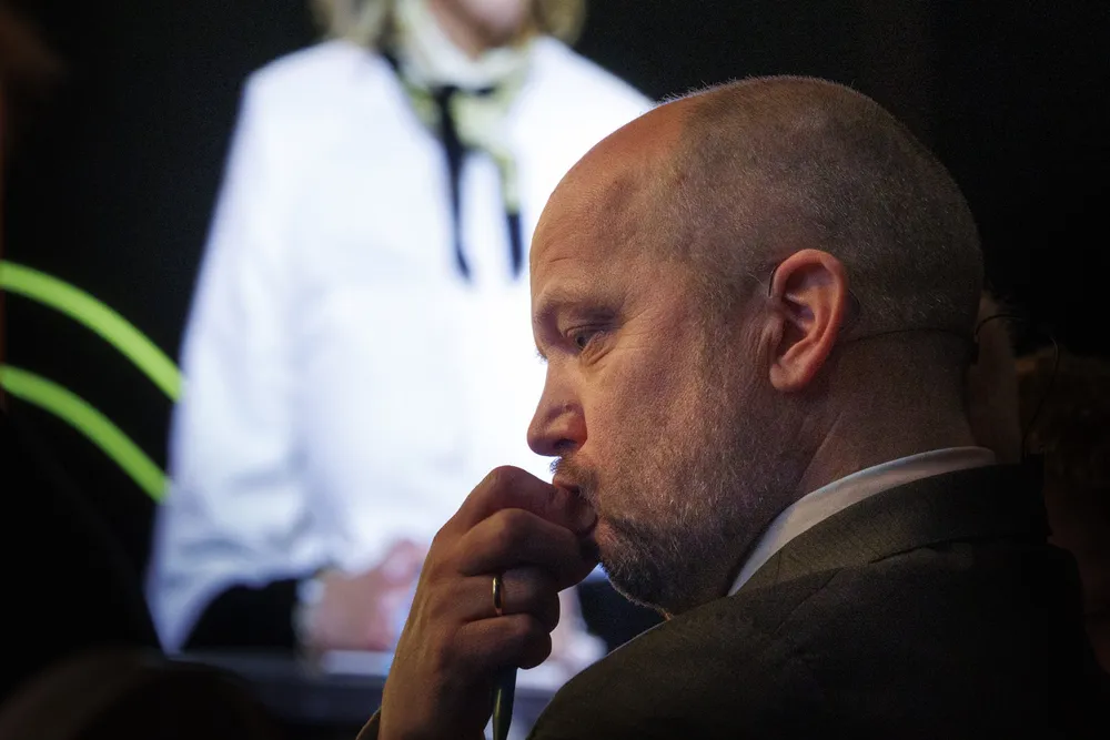 Trygve Slagsvold Vedum er ikke veldig populær blant masterutdannede. Her på Offshore Norges årskonferanse, med den langt mer populære Sylvi Listhaug på storskjerm i bakgrunnen.