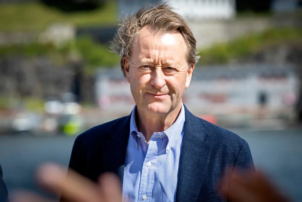 Investor Bjørn Rune Gjelsten anslår at batterifabrikken kan koste opp mot 20 milliarder kroner å bygge. – Kostnaden for en fabrikk på cirka 32 GWh i effekt som vi vurderer vil nok komme på over 20 milliarder kroner fullt utbygd.