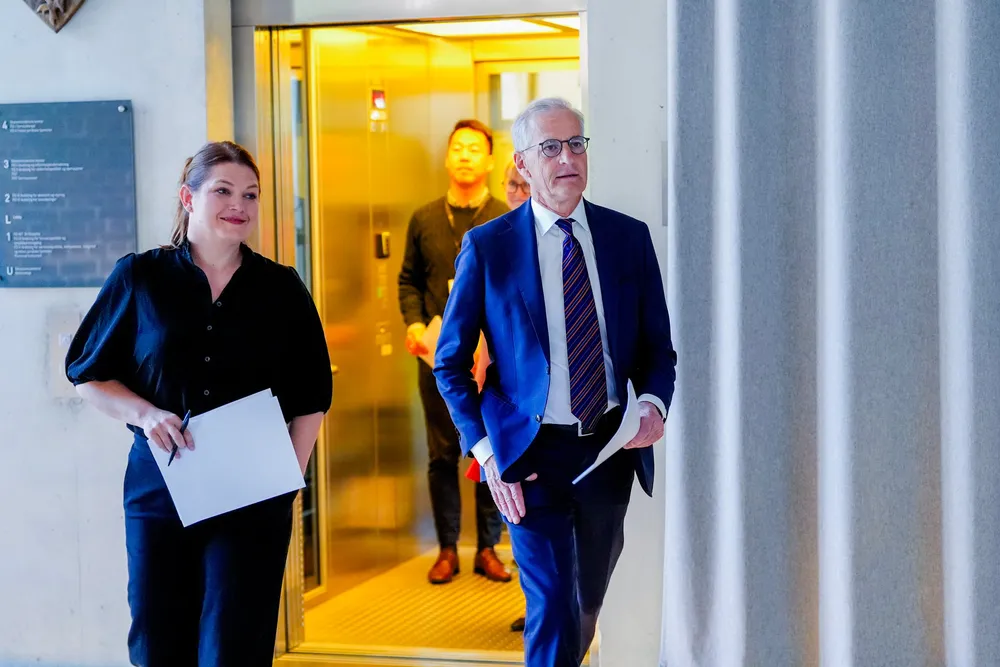 Statsminister Jonas Gahr Støre og næringsminister Cecilie Myrseth på vei til nok en pressekonferanse om konkurransen i dagligvaremarkedet.